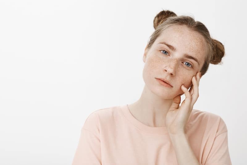 Piel apagada: cómo devolverle la luminosidad con dermocosmética Cómo eliminar manchas en la piel